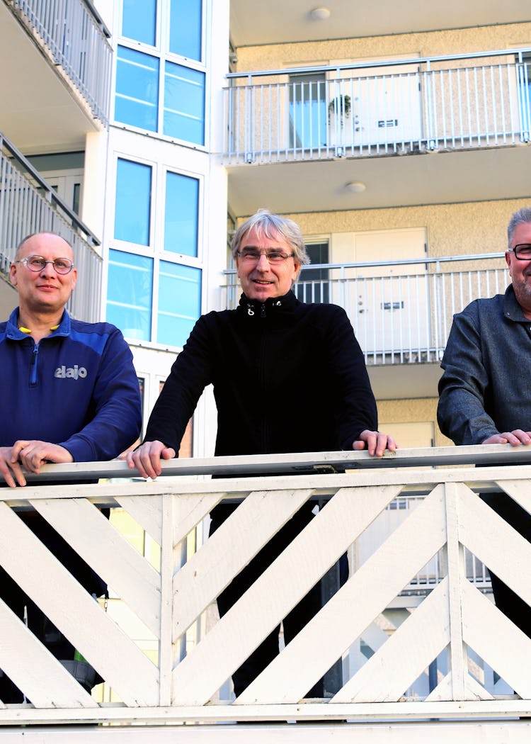 Roger Persson, Arne Forsberg och Mikael Gustafsson tittar ned över räcket på en veranda