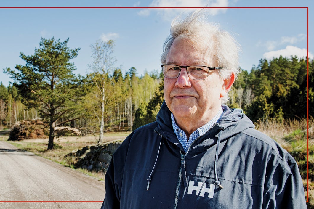 Erland Olauson på en landsbygdsväg.
