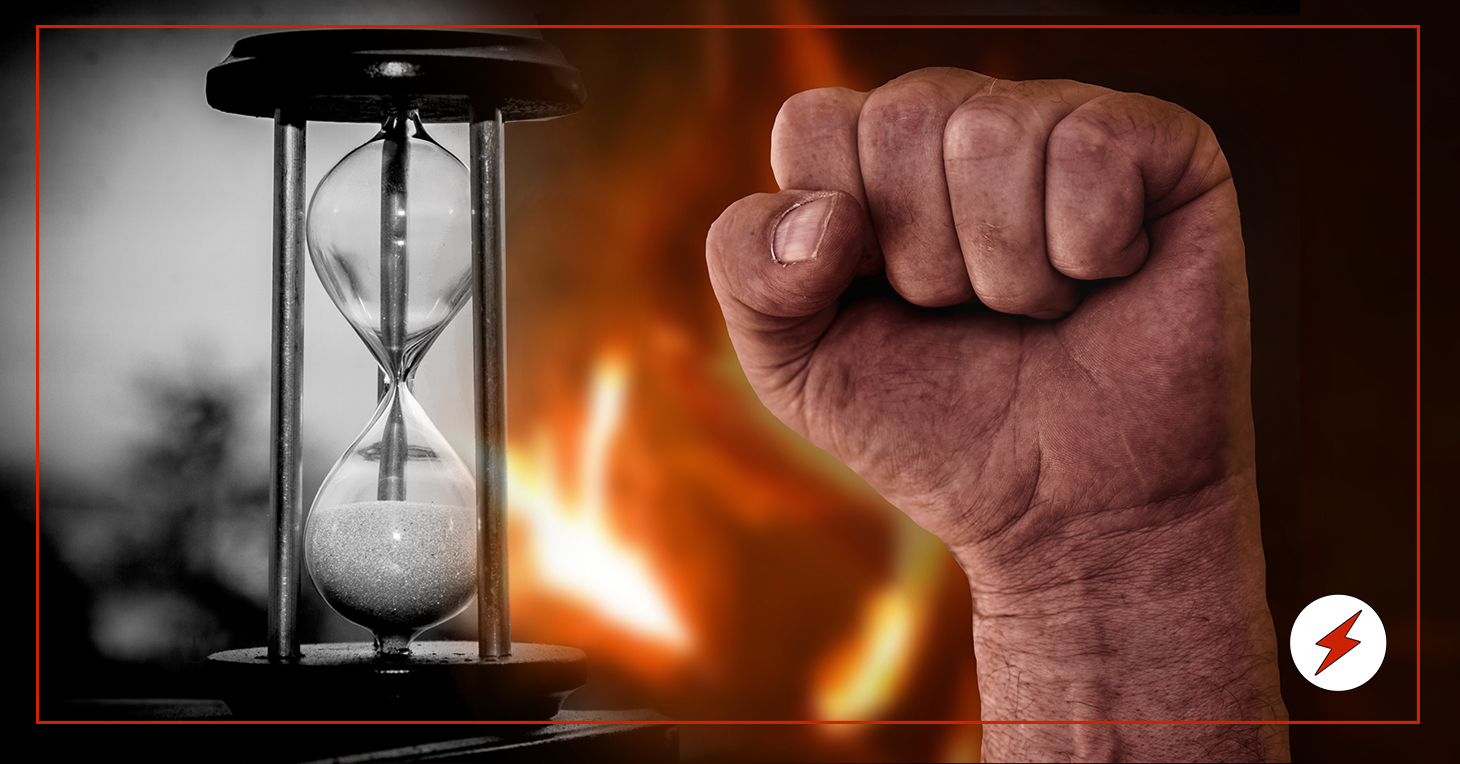 En brinnande knytnäve invid ett timglas