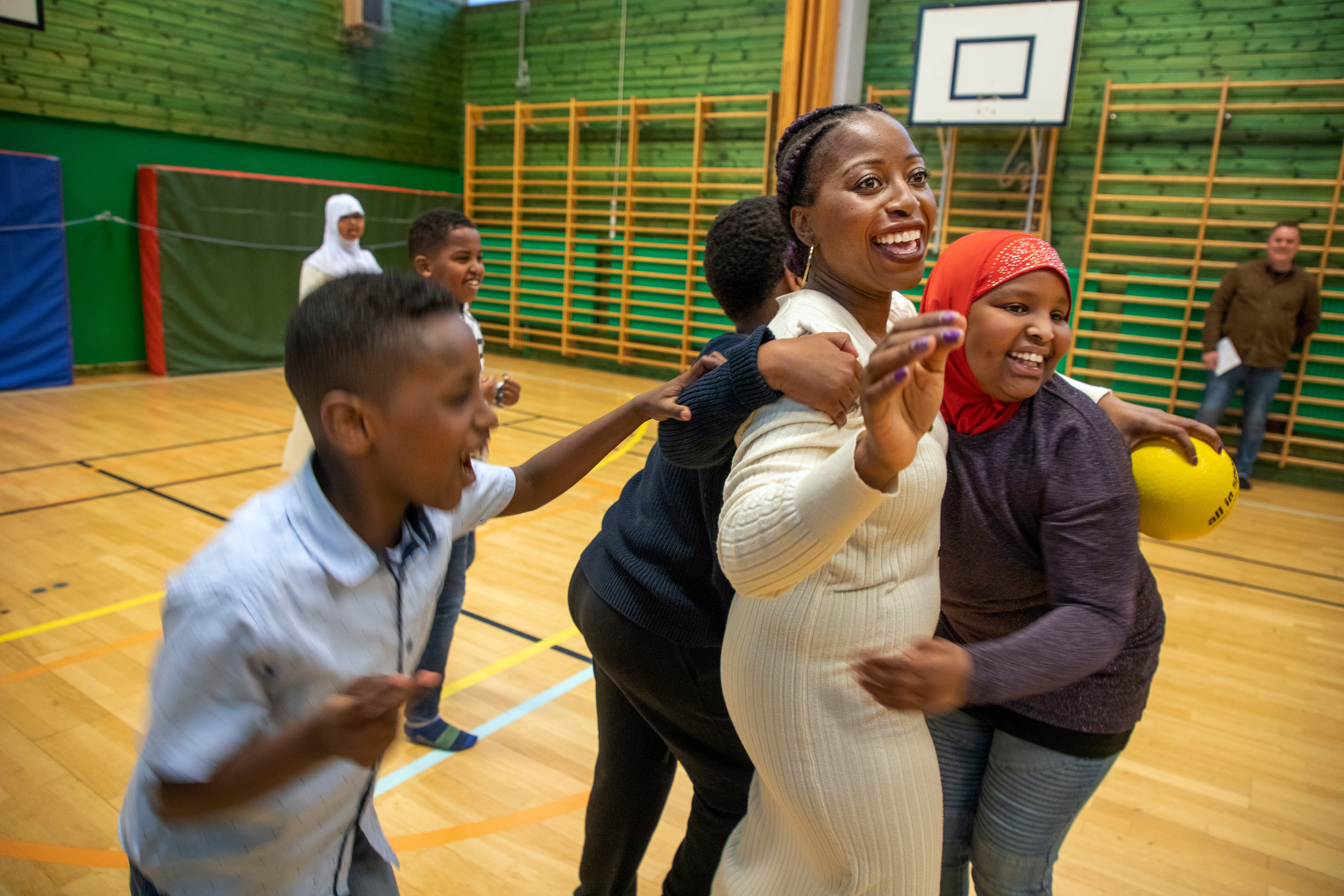 Emma Bote Kobolo spelar spökboll.