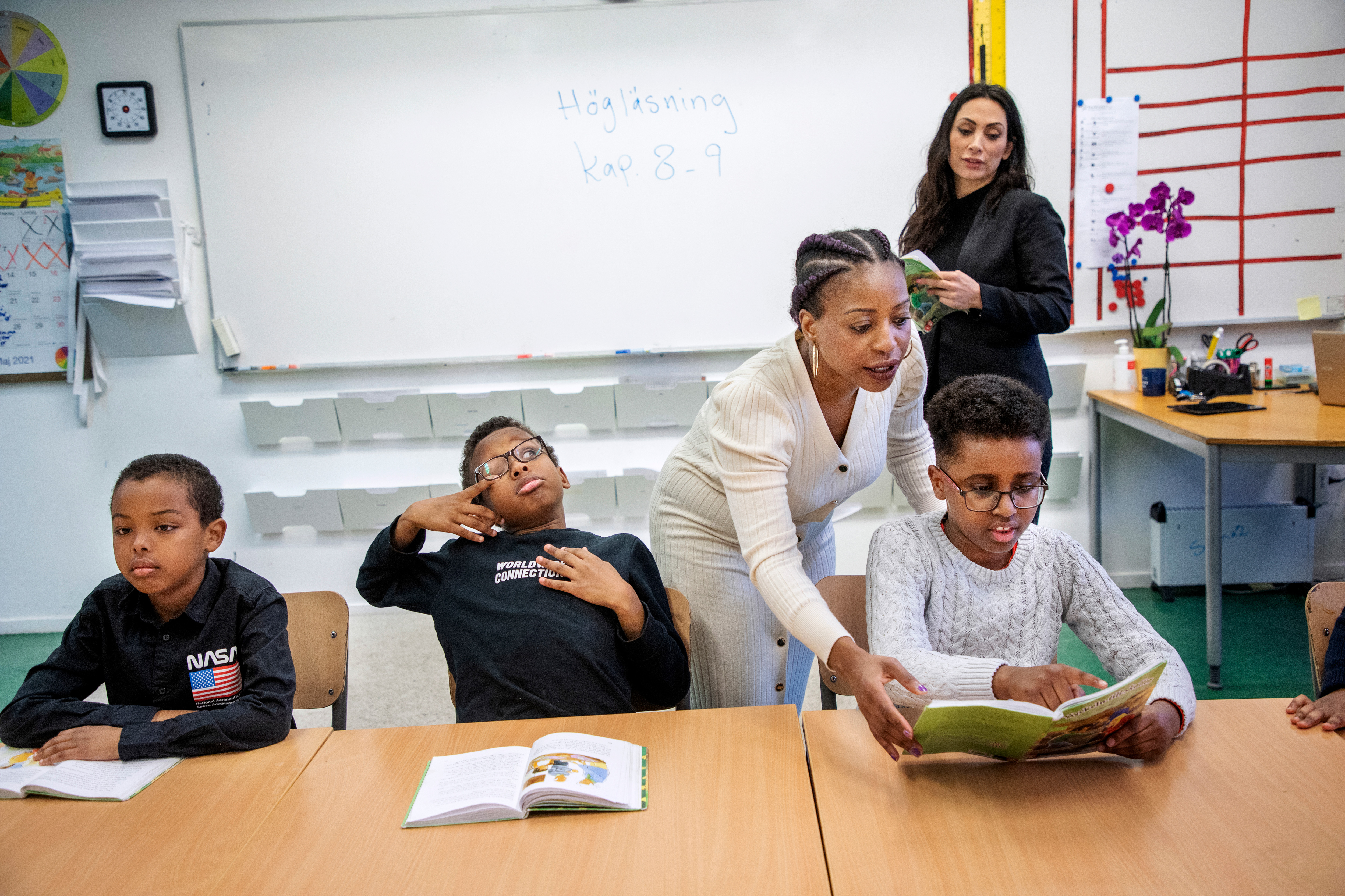 Emma hjälper Kamaludin Farax med läsningen.