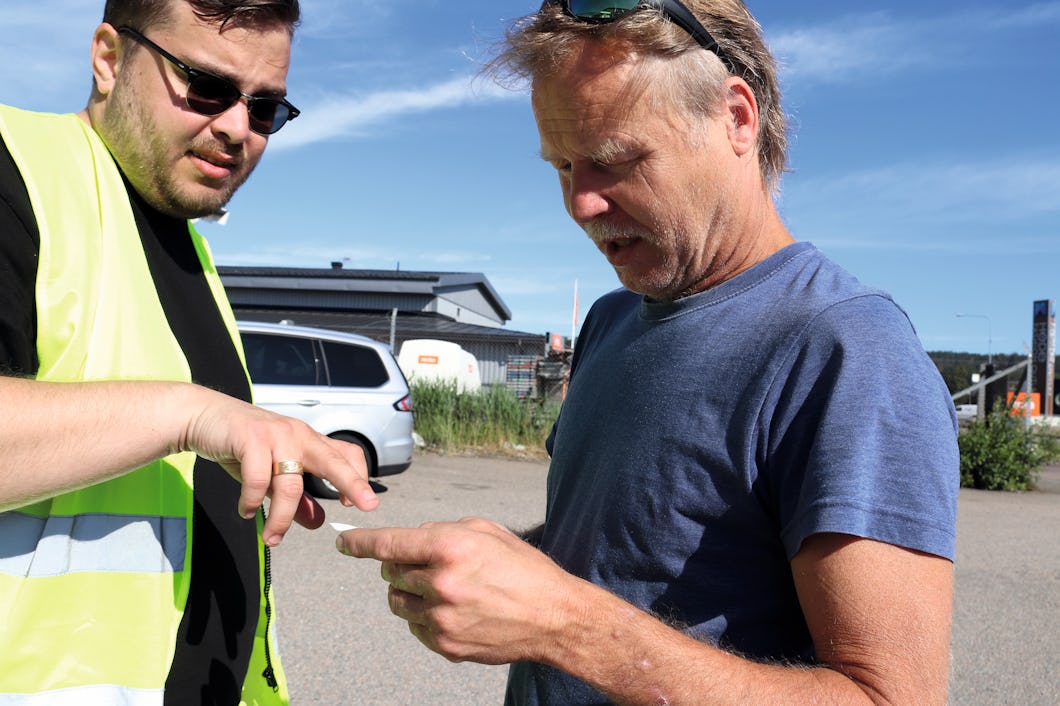 Lasse och Johan tittar på mätkvittot