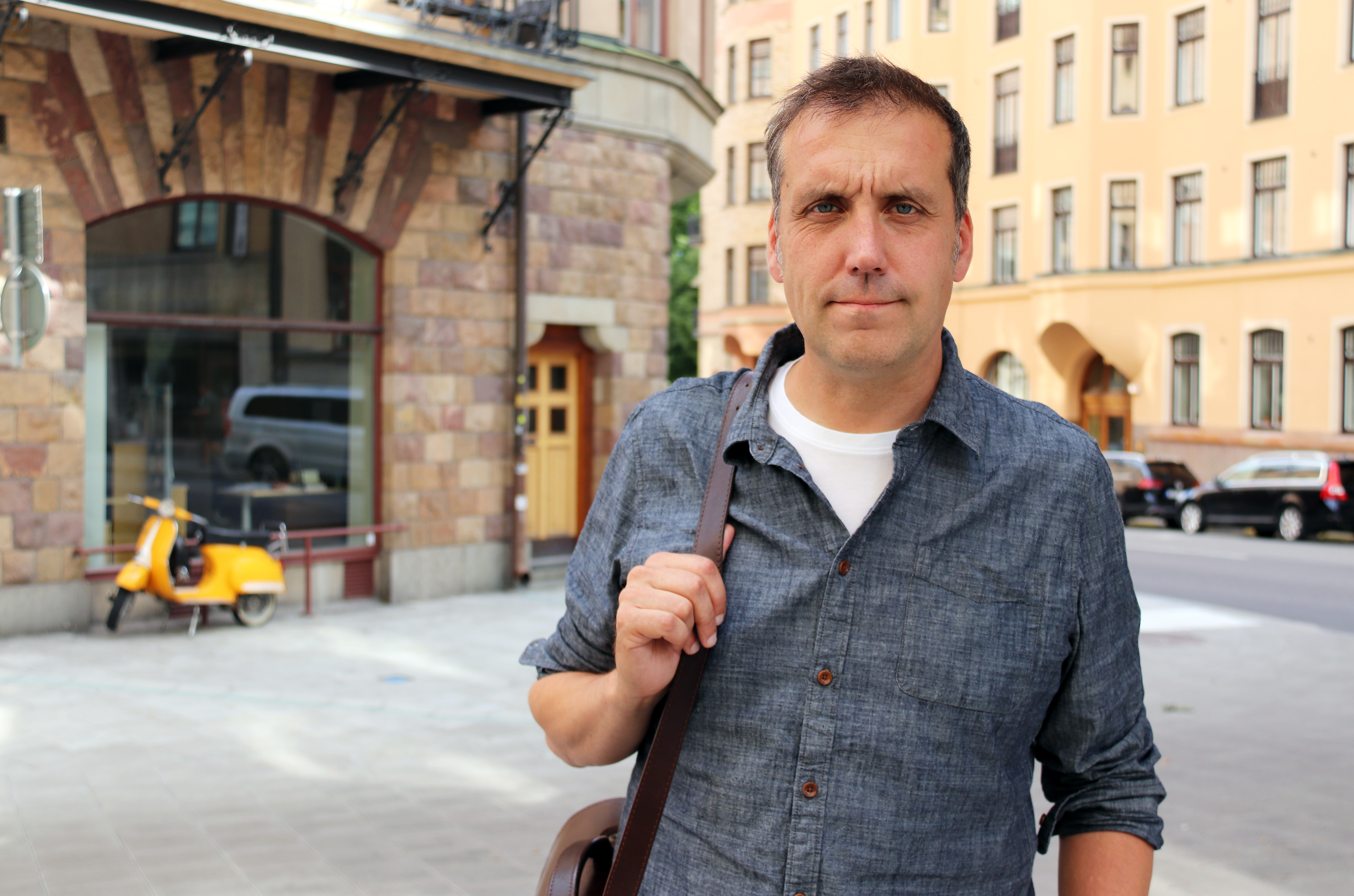 Oscar Ernerot iklädd jeansskjorta står vid Norra Bantorget i Stockholm.