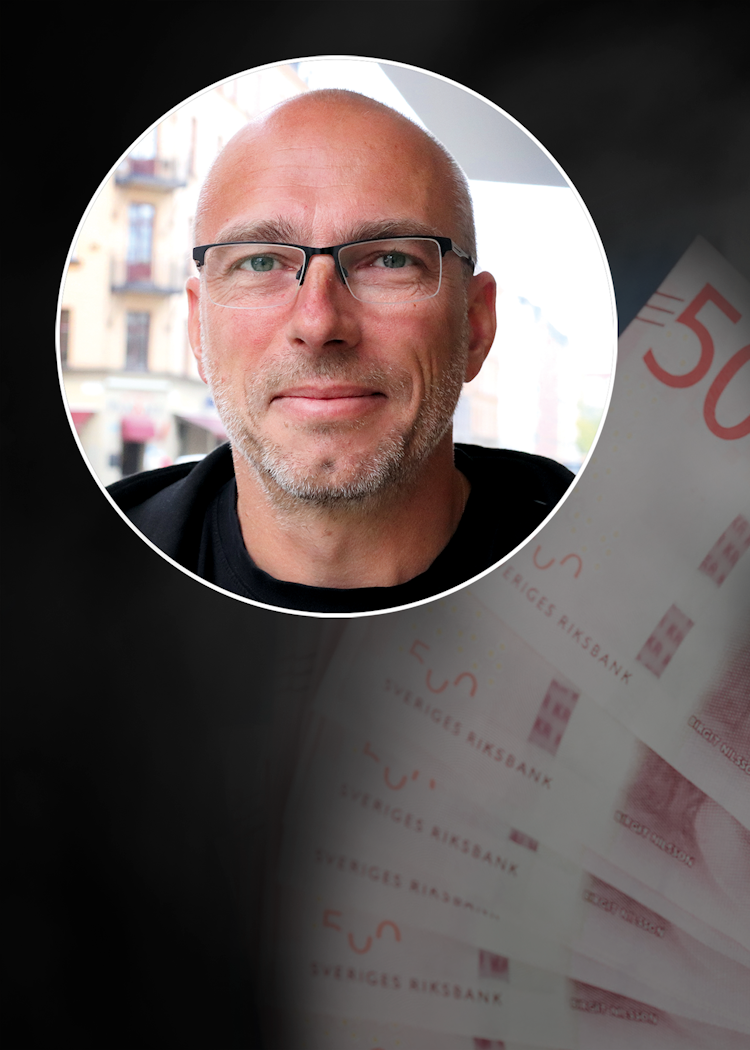 En bild på Michael Bentin monterad invid en mobilskärm med Foras hemsida, omgiven av sedlar och pensionsbesked.
