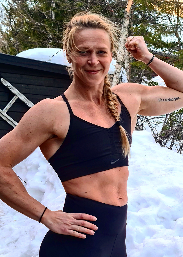 Sofia Österberg i träningskläder på en snöig veranda