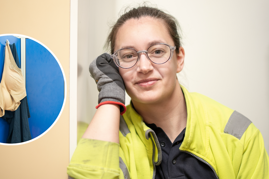 Elin Fagerlind invid en bild på ett skåp i ett omklädningsrum