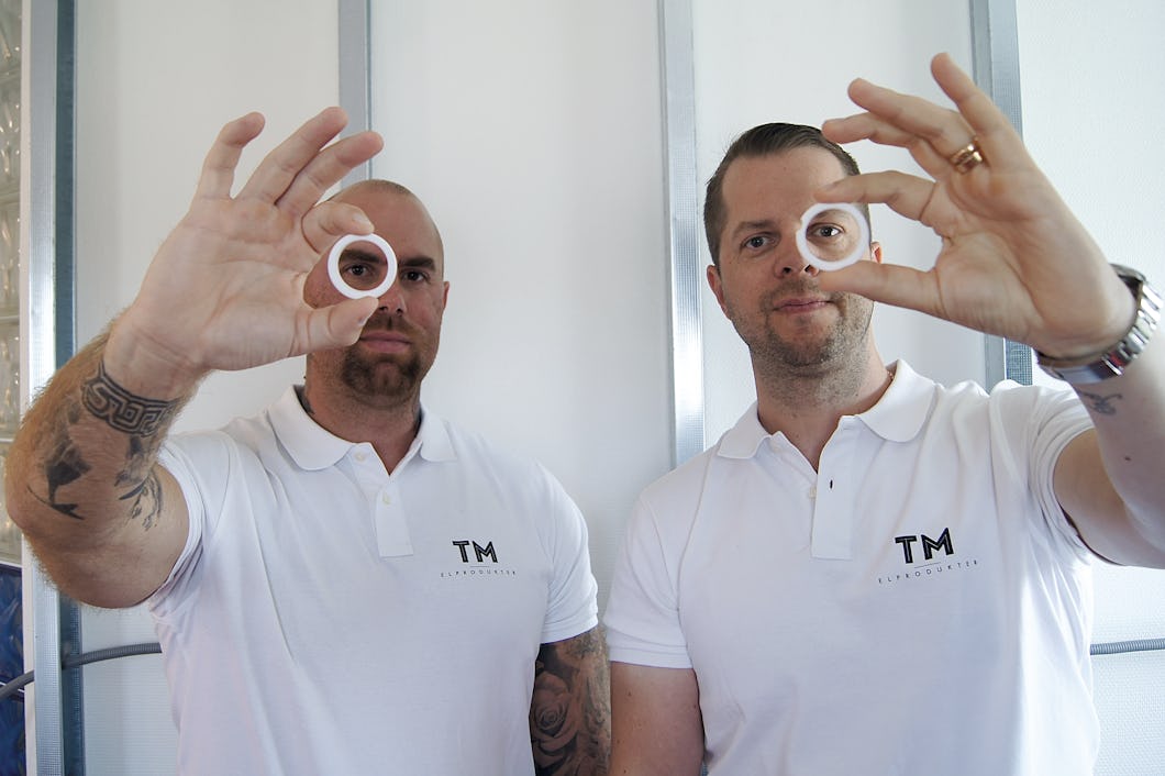obias Hallander och Martin Strandberg håller upp en varsin ring.