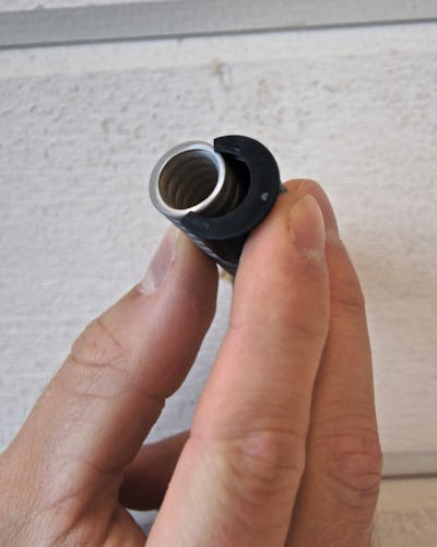 Närbild på Dutts: En svart plupp med räflad insida.