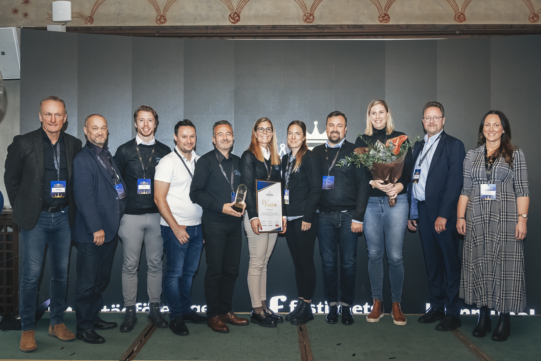 Årets Vinnare, Småländska Städ, med vd Eva Qvarnström i mitten. Tillsammans med juryn för priset: Kent Norberg, Lars Fischer (Kommunal), Magnus Pettersson (Fastighets) och Emma Unevik (ordförande, Almega Städföretagen).