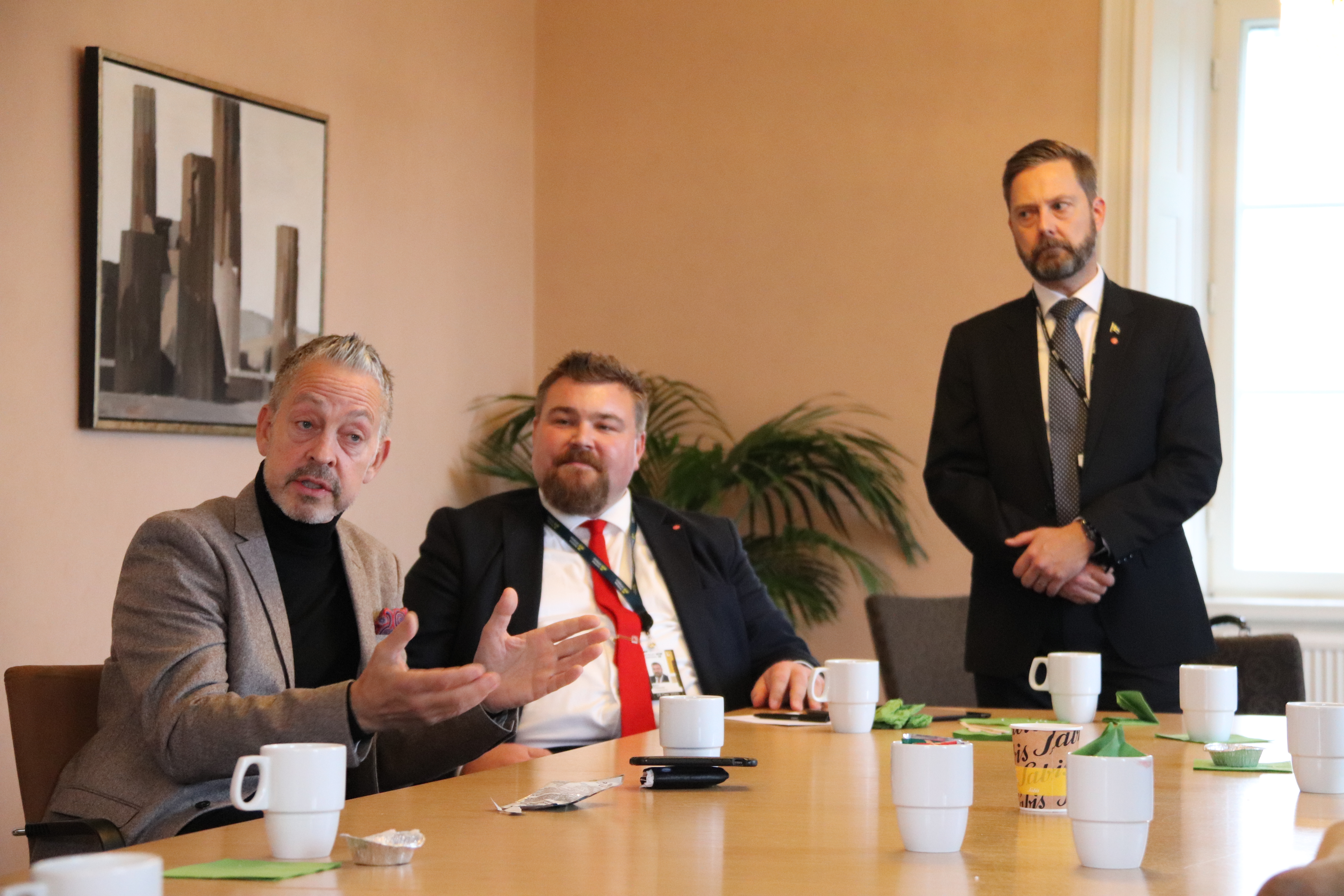 Tre personer vid ett bord