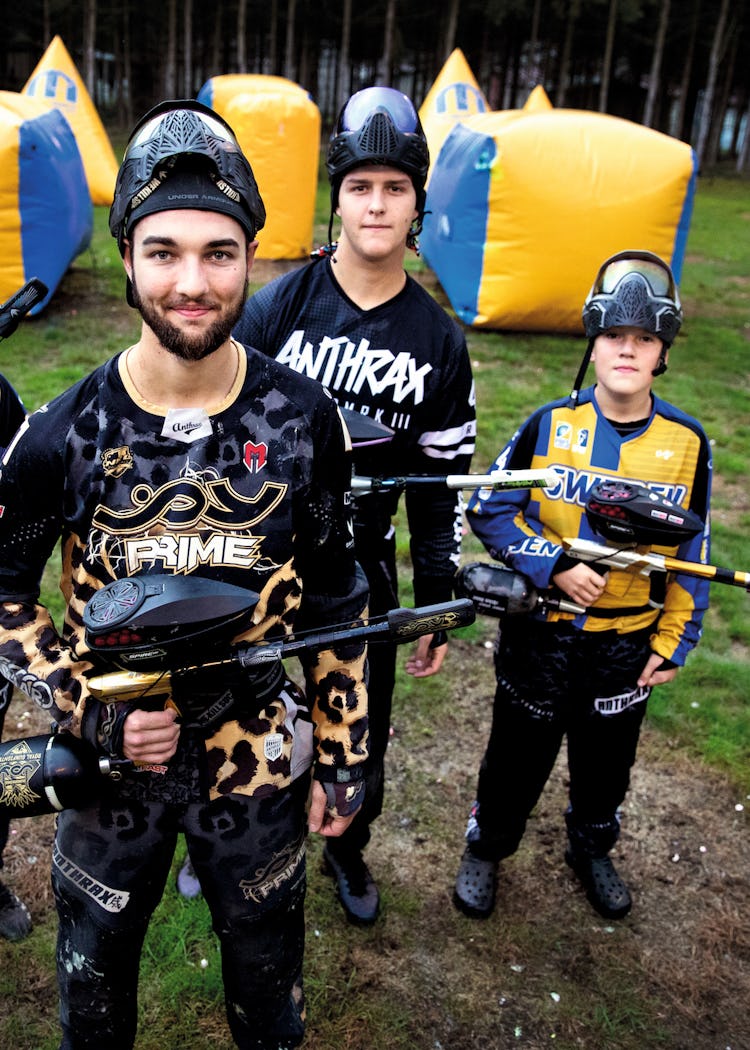 Alex Larsson, Vigor och Truls Persson och Sammi Andersson i paintballmundering.