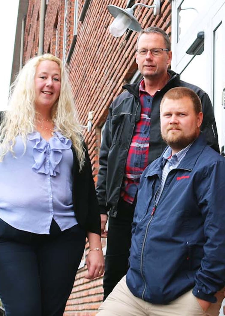 Lisa Andersson, Sven-Ingvar Pettersson och Marcus Frej tillsammans på en trappa utomhus.