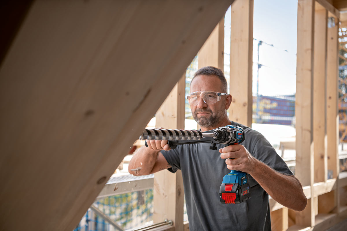 En person arbetar med en bott på en byggarbetsplats