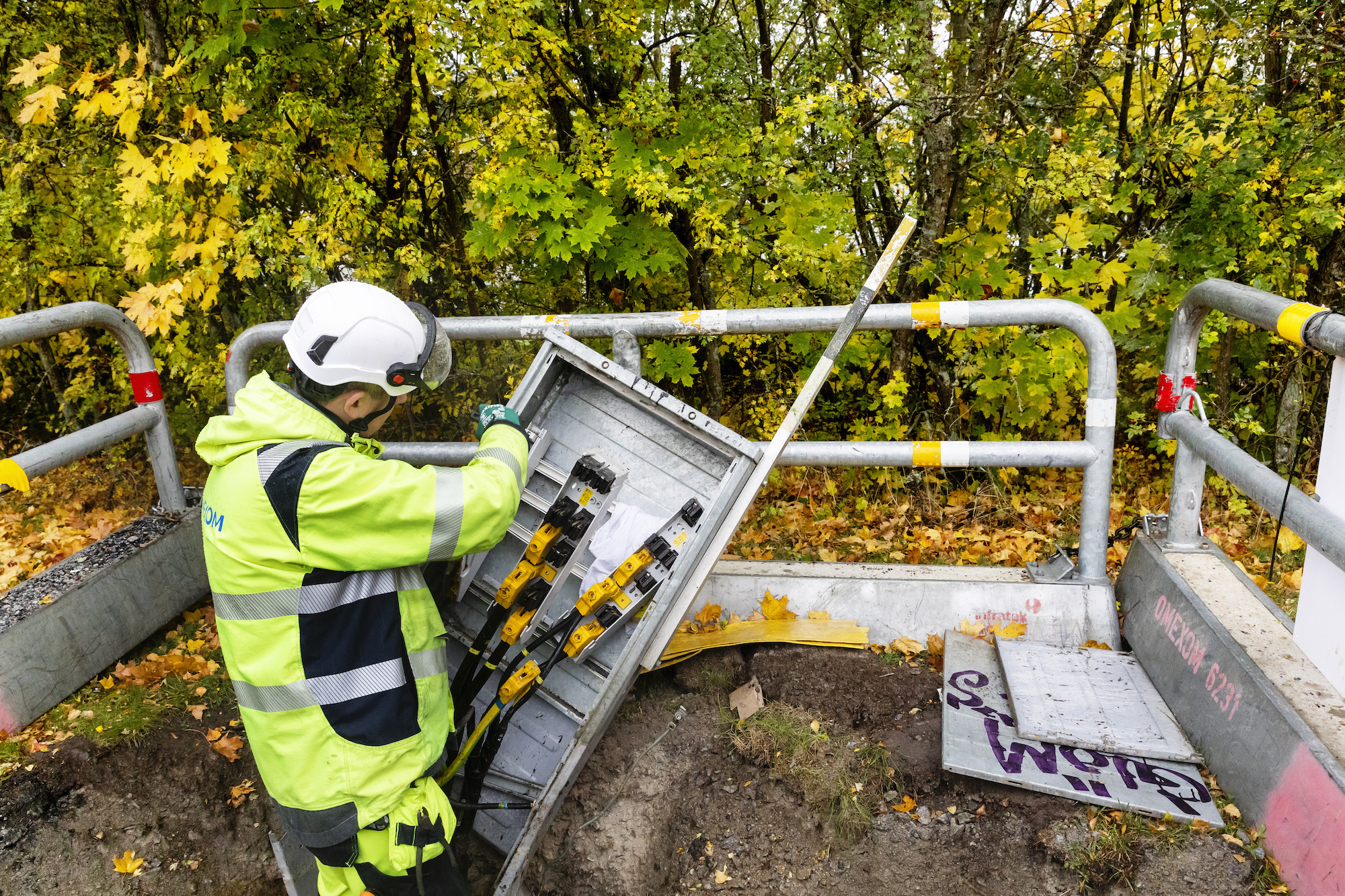 Håkan Kaneteg arbetar med ett elskåp