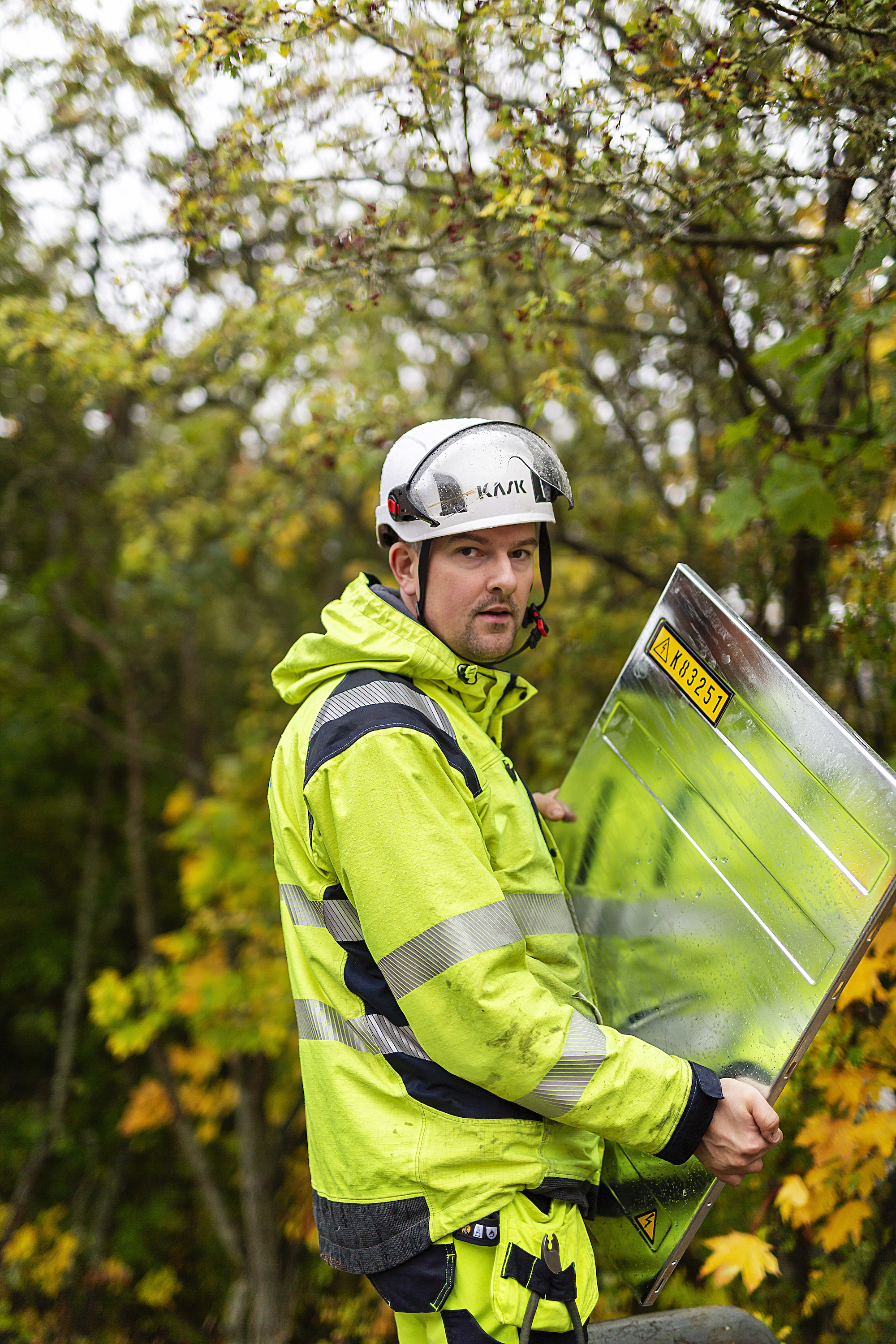 Håkan Kaneteg arbetar med ett elskåp