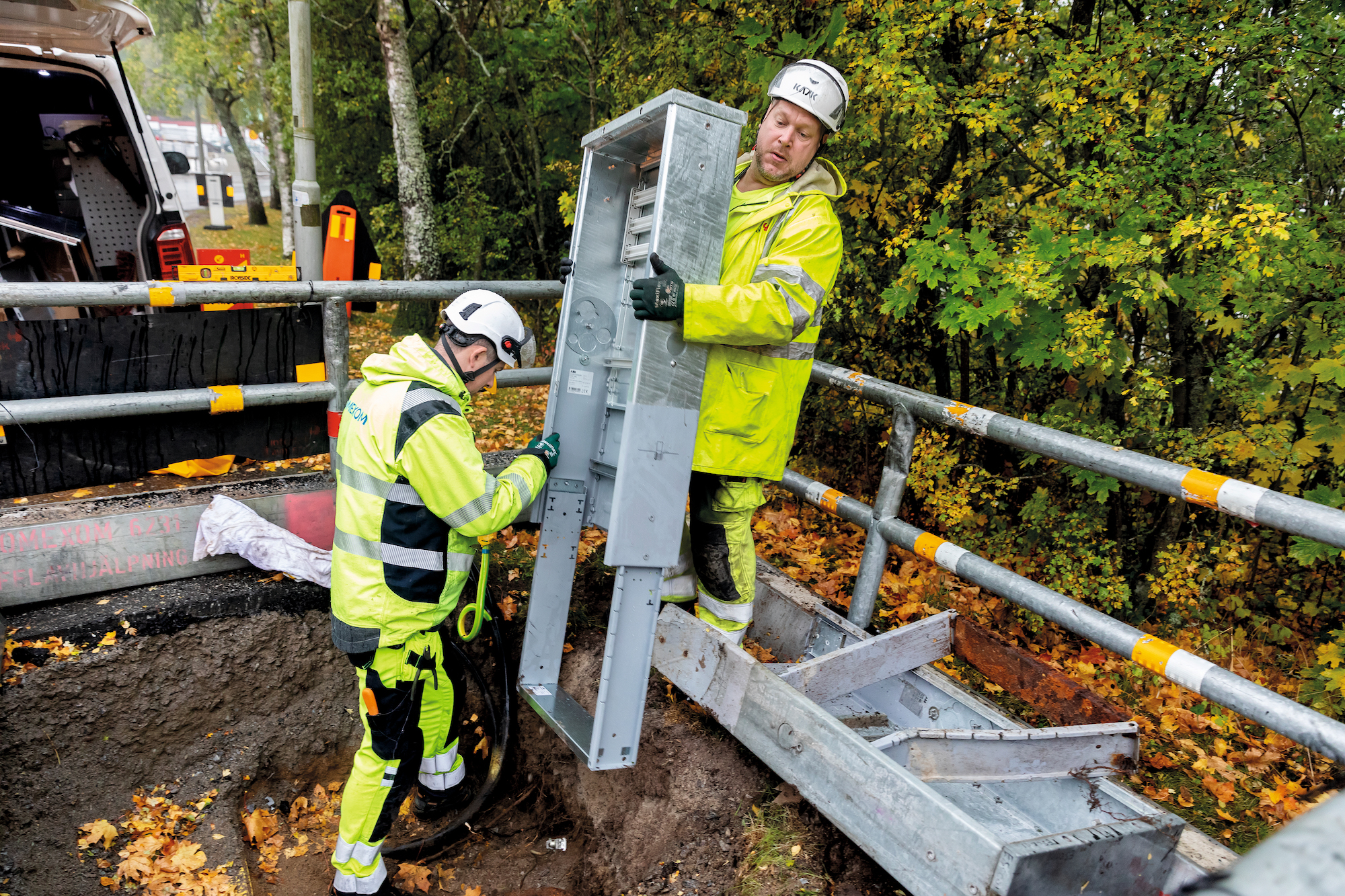 Håkan Kaneteg och en kollega arbetar med ett elskåp