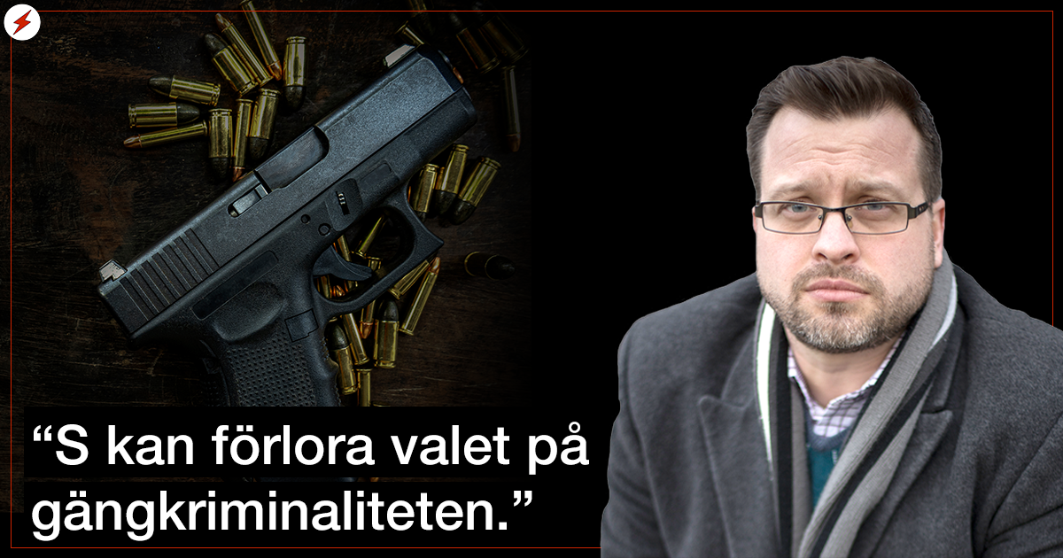 En bild på Tony Johansson invid en bild på en pistol och ammunition, samt citatet: "S kan förlora valet på gängkriminaliteten".