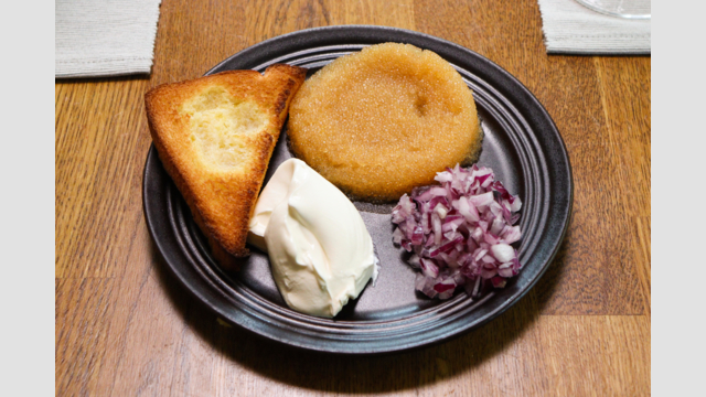 En talrik med mat på