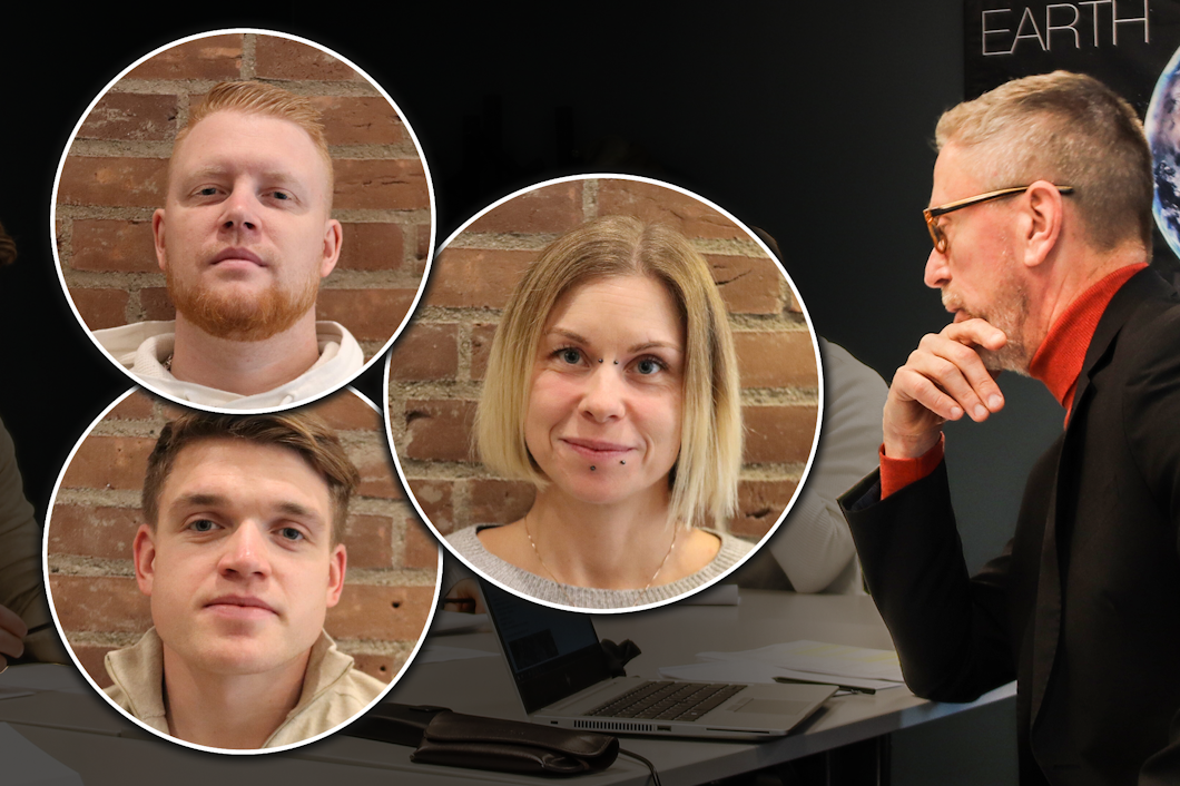 Pontus Broström sitter tankfullt vid ett förhandlinmgsbord, invid monterade bilder på Marcus Hultman, Mattias Alvarsson och Lisa Pettersson.