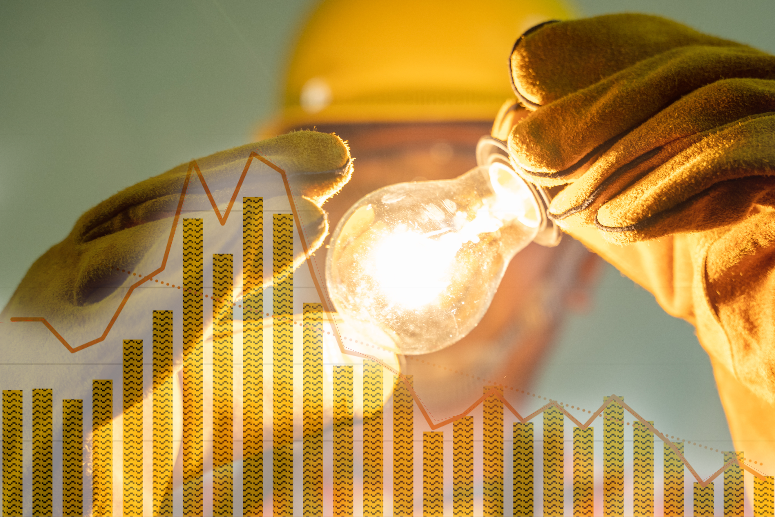 En graf monterad över en bild på en person i bygghjälm och handskar håller upp en lysande glödlampa.