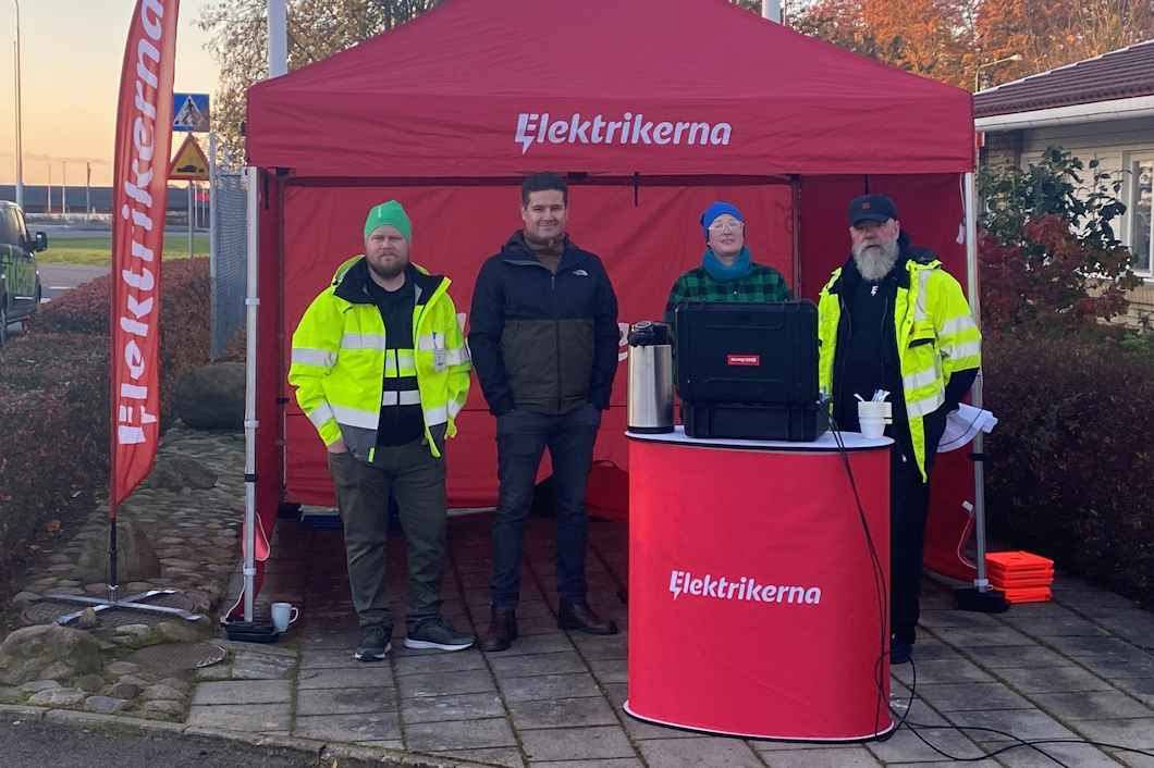 Elektrikernas ombudsmän vid ett av förbundets tält utomhus.