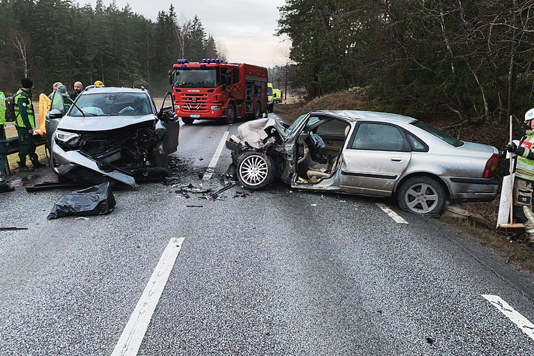 Både hemtjänstens bil (till vänster) och den mötande bilen var så skadade att de skrotades efter frontalkrocken.