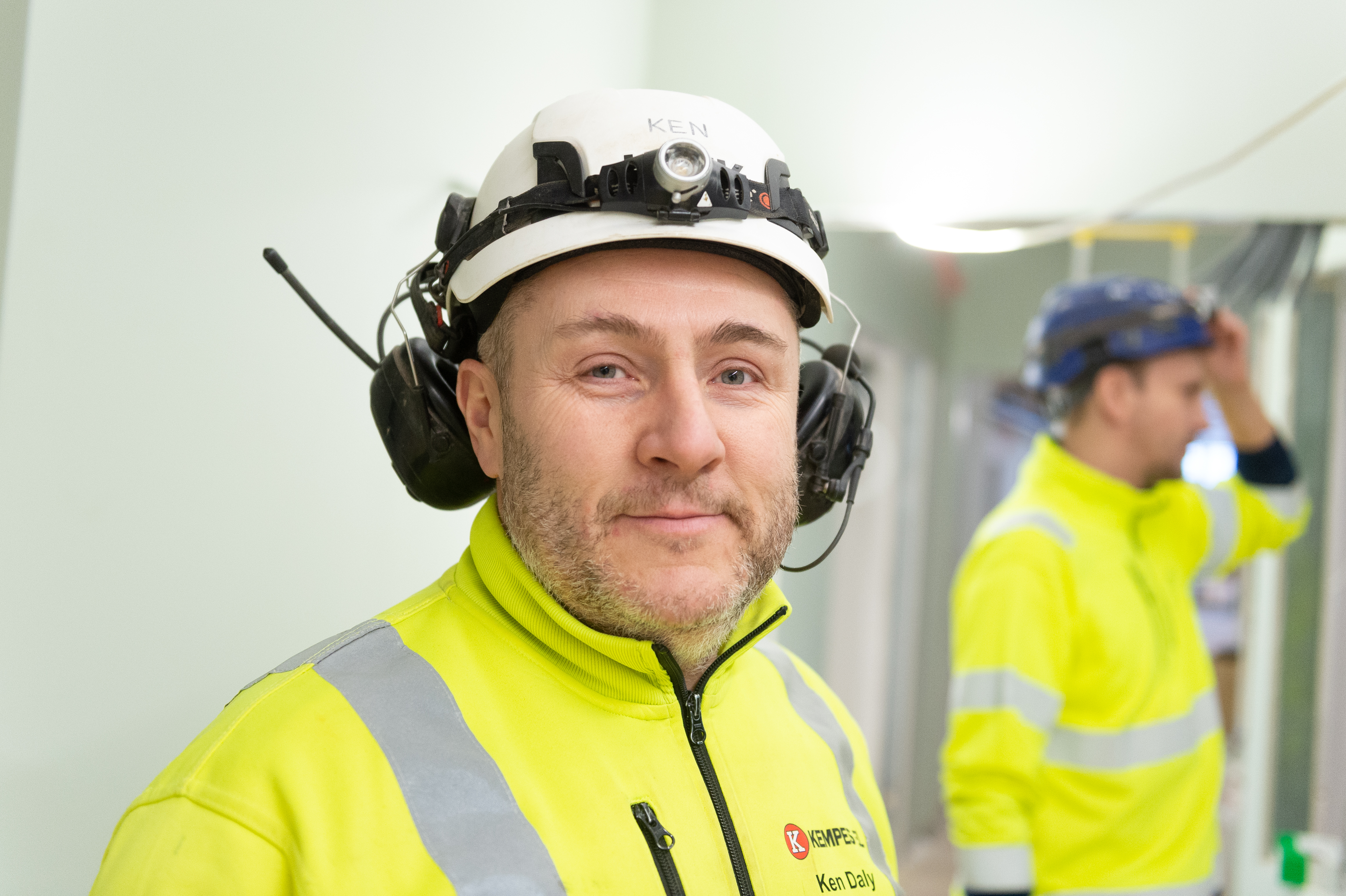 Ken Daly i arbetskläder på bygget