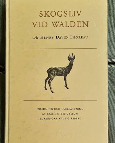 Omslaget till boken Skogsliv vid Walden, föreställande ett tecknat hjortdjur mot en beige bakgrund.
