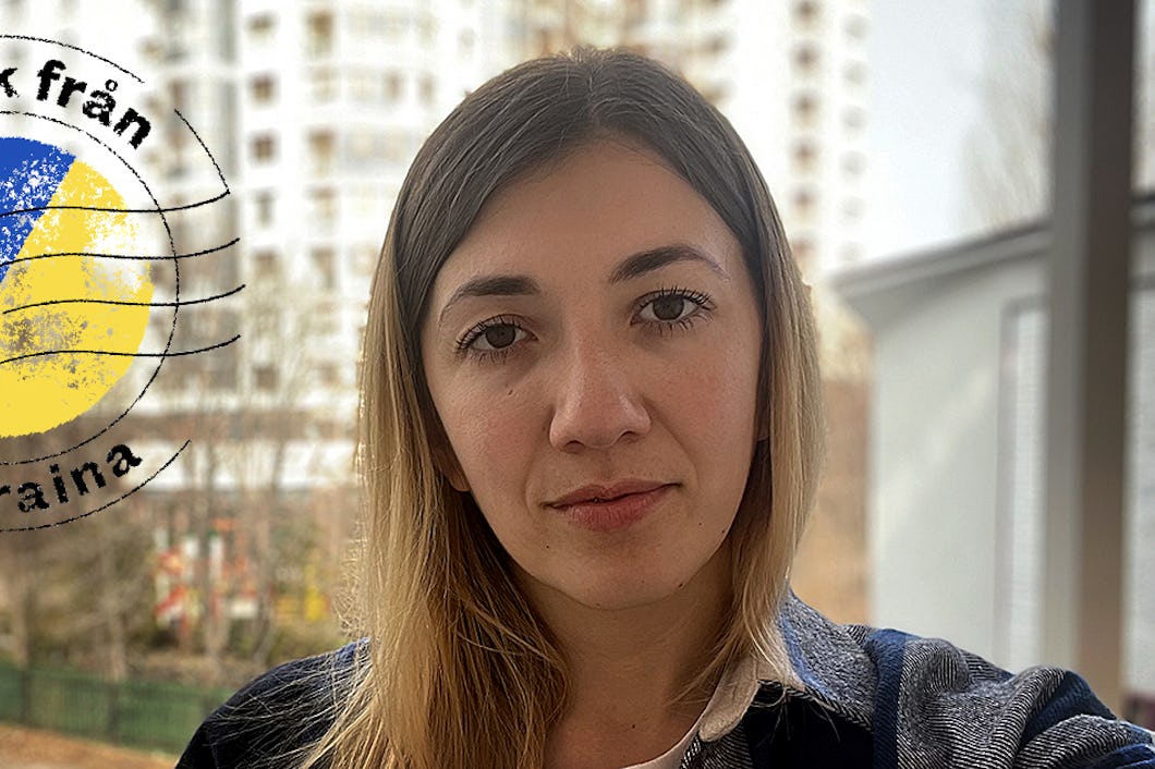 En blond kvinna, Ivanna Khrapko, tar en selfie framför ett vitt hyreshus i Ukrainas huvudstad Kiev. I bilden finns en logga formad som en frimärksstämpel. Text: "Dagbok från Ukraina."