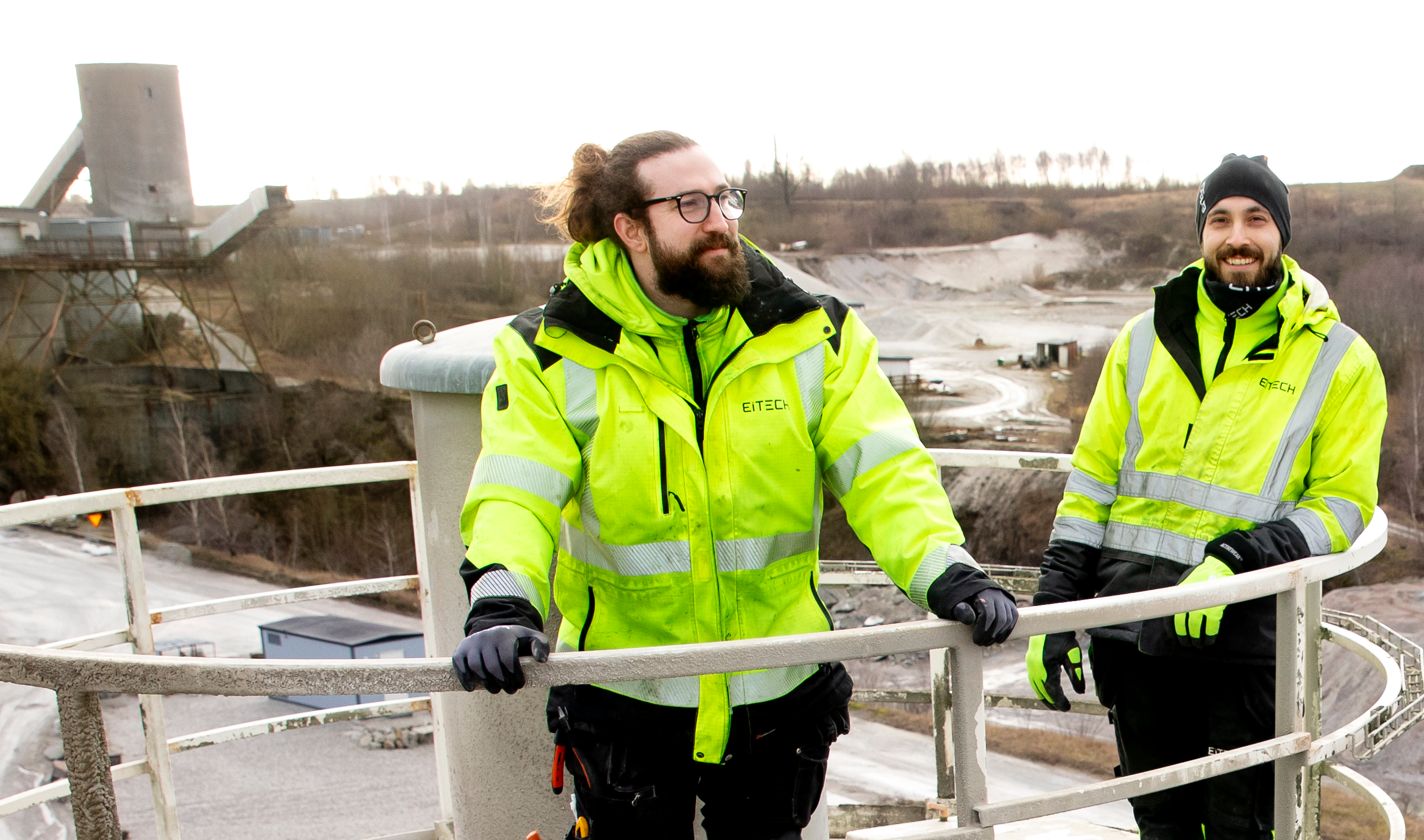 Arvid och Sebastian Brandt står högst uppe i silon och tittar på utsikten