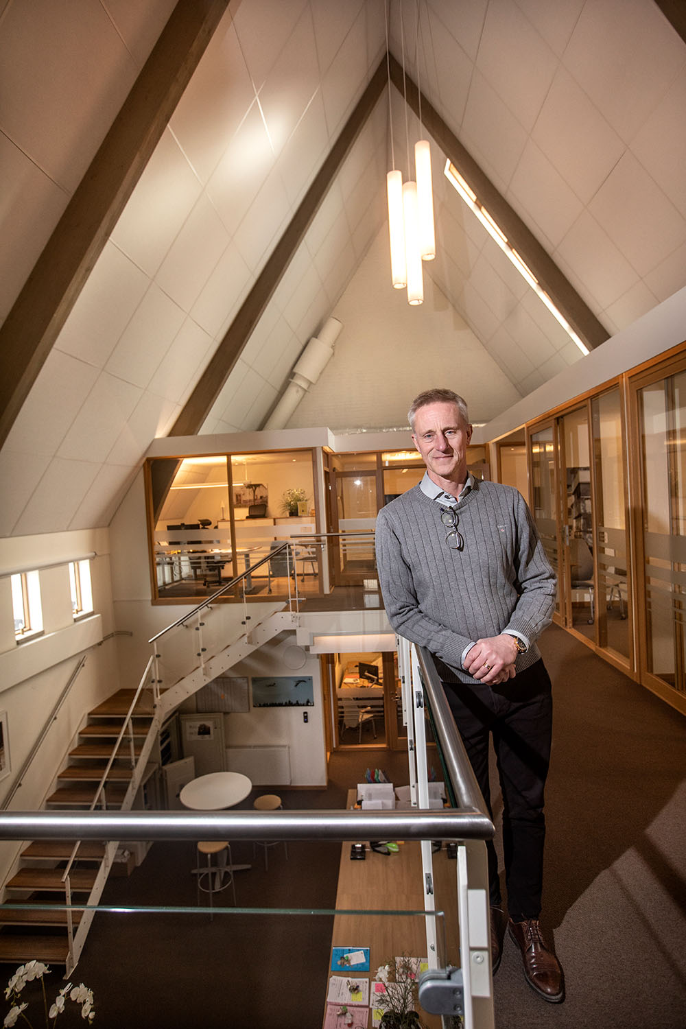 Thomas Tiel inuti en gammal missionskyrka.