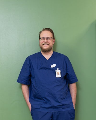 Linus Johansson, undersköterska.