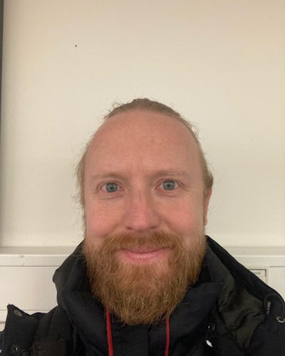 Porträtt på lokföraren Rasmus Holmberg, som jobbar på MTR Mälartåg.