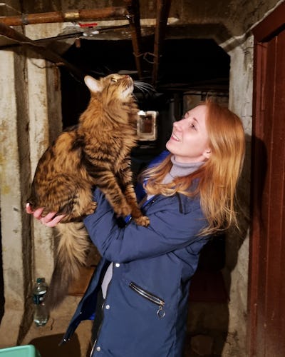 Yuliia Karmanskyij med katten Max.