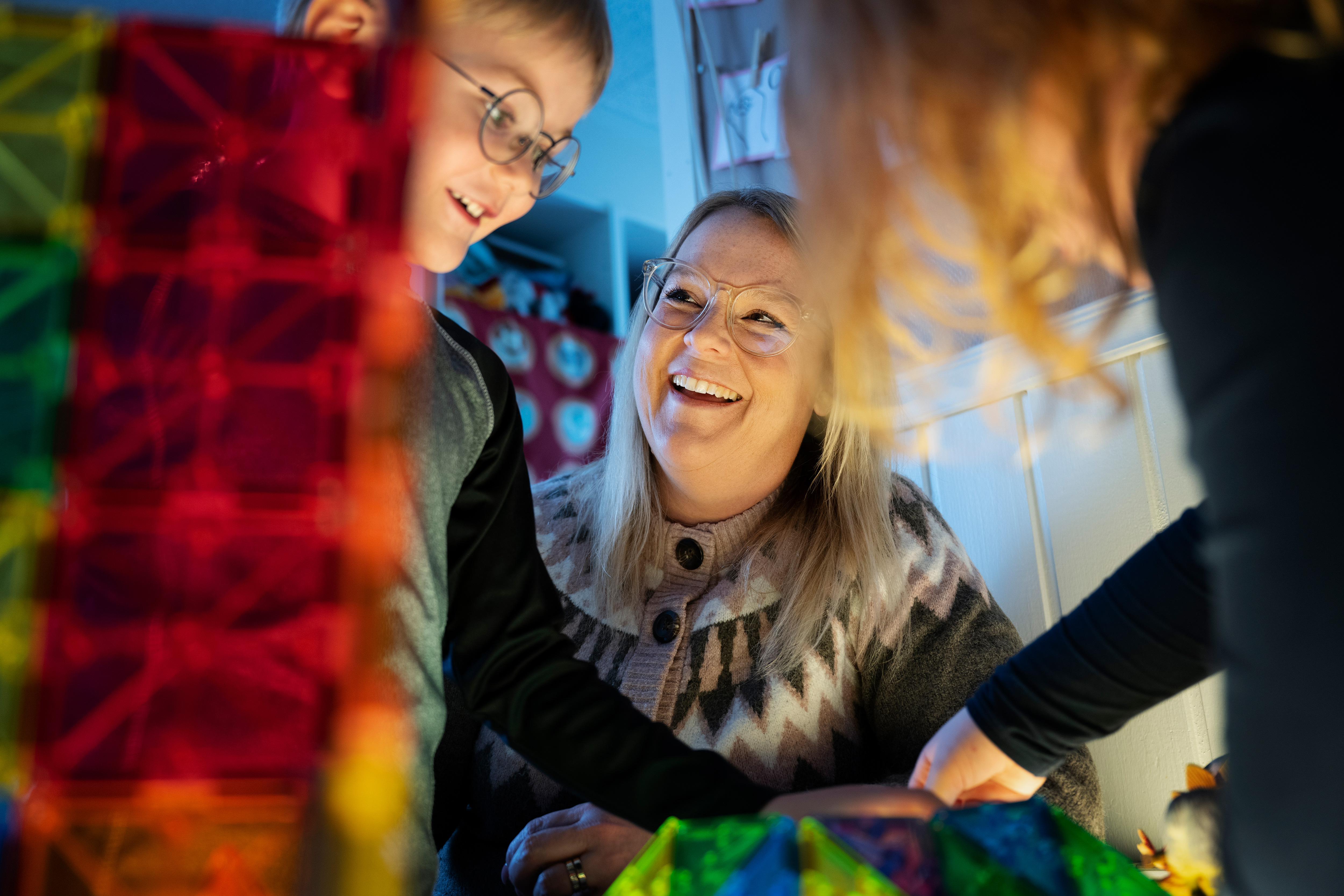 Viktoria Wassberg, barnskötare på förskolan Ögonstenen i Vännäs, tillsammans med Sigge Lampa Karlsson och Nova Berggren.