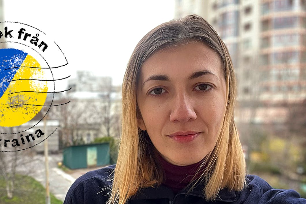 Ivanna Khrapko, blont hår, tar en selfie i Kiev, i den suddiga bakgrunden syns vita höghus. Till vänster i bild en logotyp, formad som en ukrainsk poststämpel, med texten "Dagbok från Ukraina".