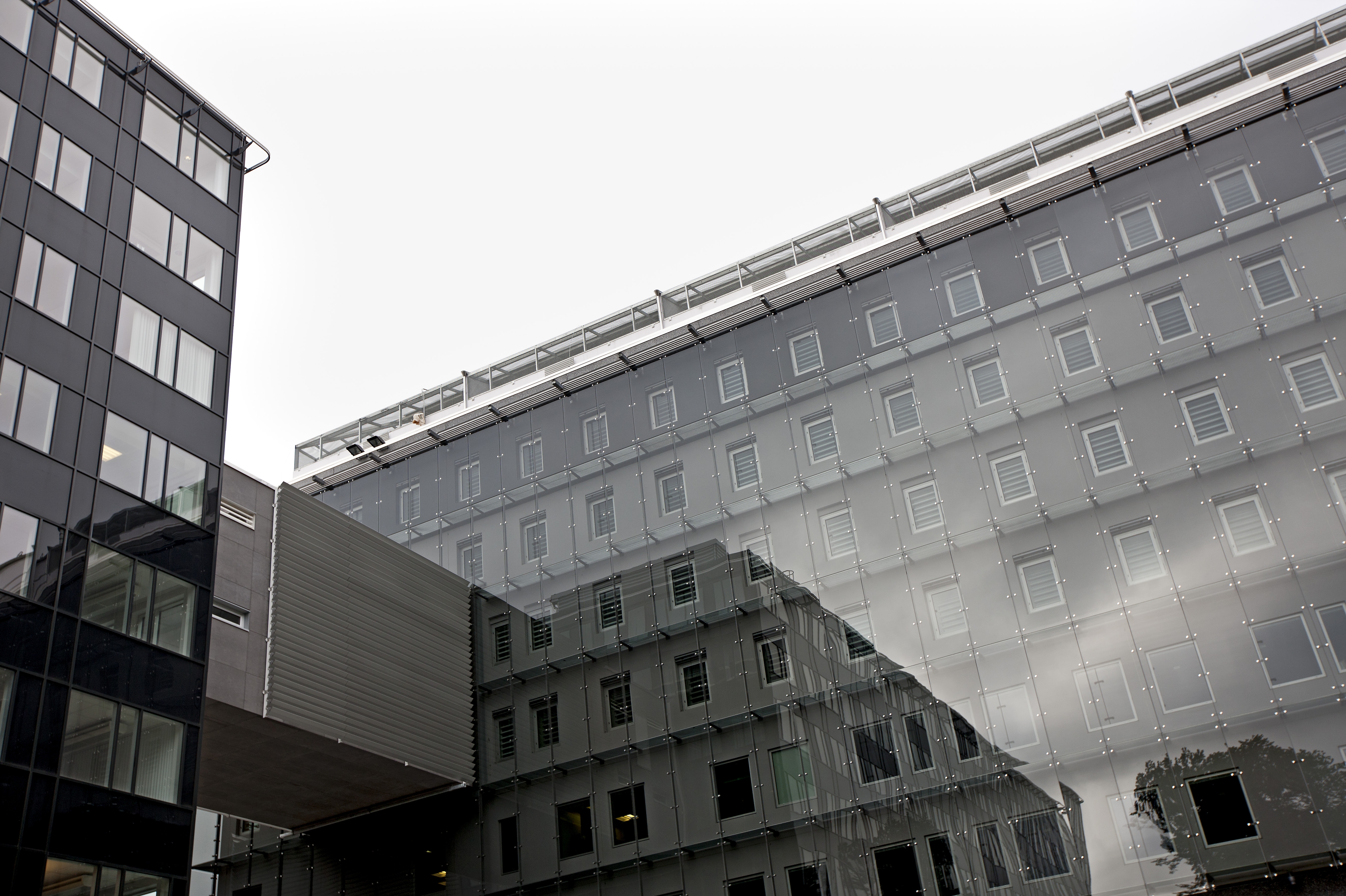 Bild på del av väldigt grå byggnad.