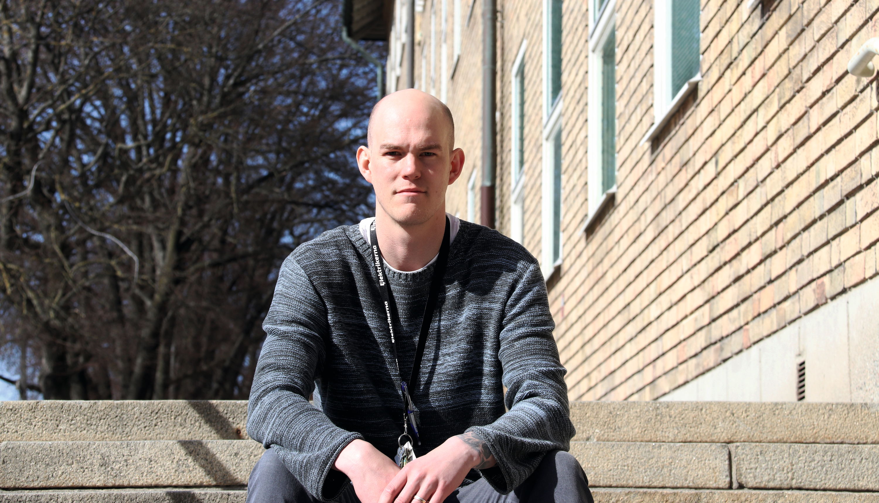 Claes Thim sitter i en trappa utomhus