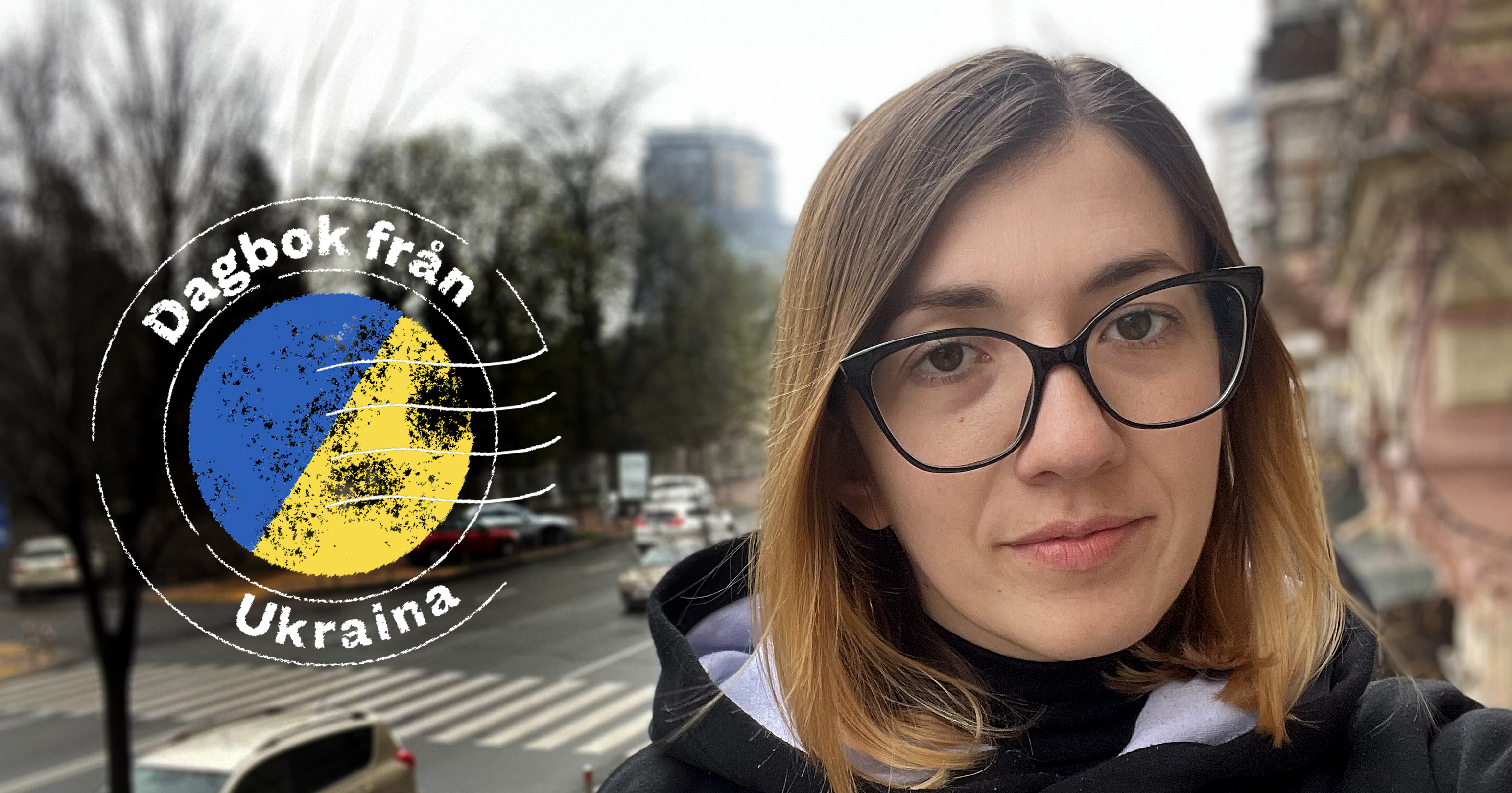Selfie föreställande Ivanna Khrapko i Kiev. Hon har svart huvtröja och svarta glasögon, blont hår. I bakgrunden syns en gata med ett övergångsställe där en bil passerar samt träd och hus. Till vänster i bild finns en logotyp, med texten "dagbok från Ukraina", formad som en ukrainsk poststämpel.