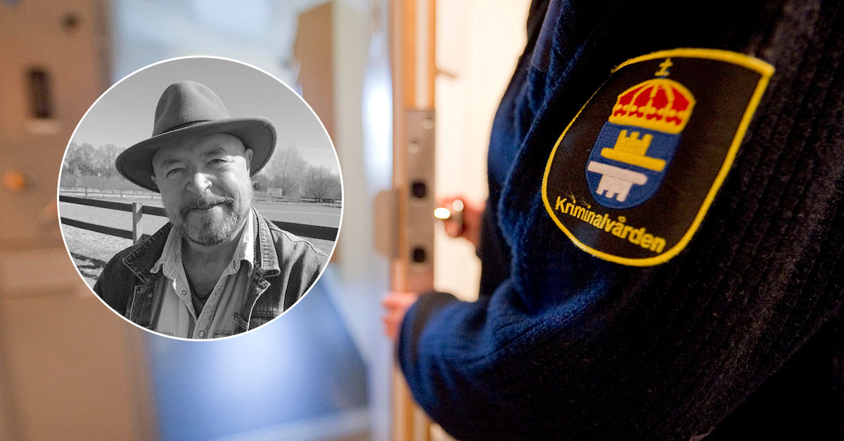 Närbild på person i Kriminalvårdens kläder, en väktare, som håller en dörr öppen. Inklippt ser vi en svartvit bild på insändaren Gunnar Magnusson.