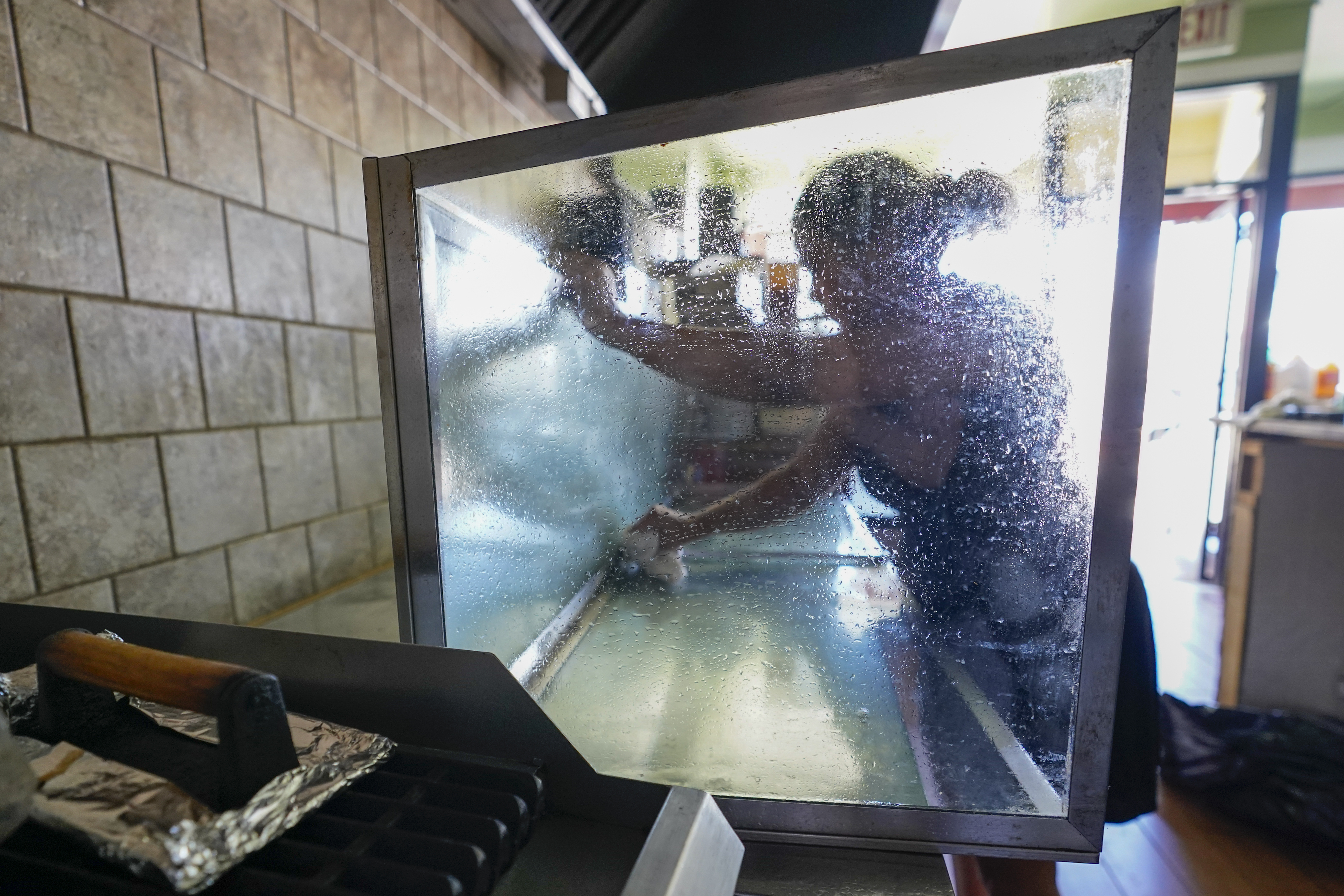 Kvinna tvättar kök