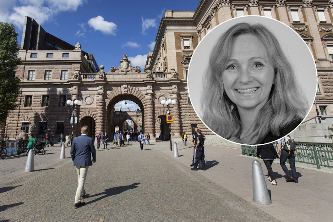 Bild på Riksdagshuset i Stockholm, med en inklippt svartvit porträttbild på Olga Back.