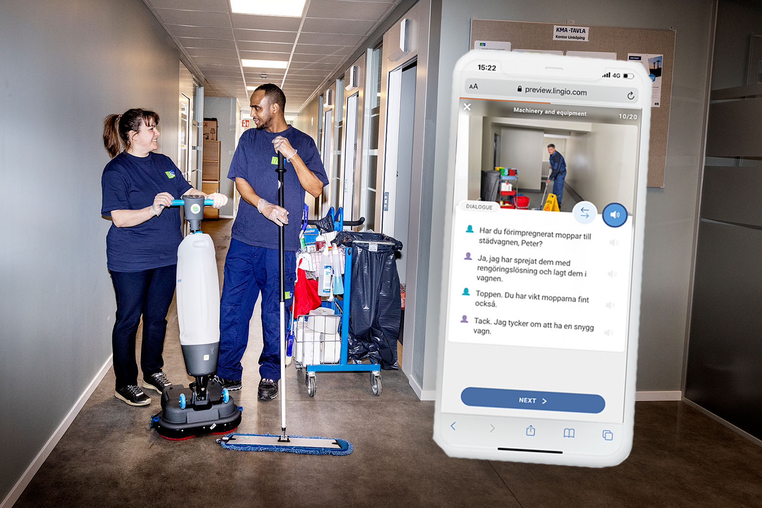 Två städare som står och pratar med varandra, i en korridor under vad som verkar vara ett arbetspass. Inklippt ser vi en app i en mobiltelefon.
