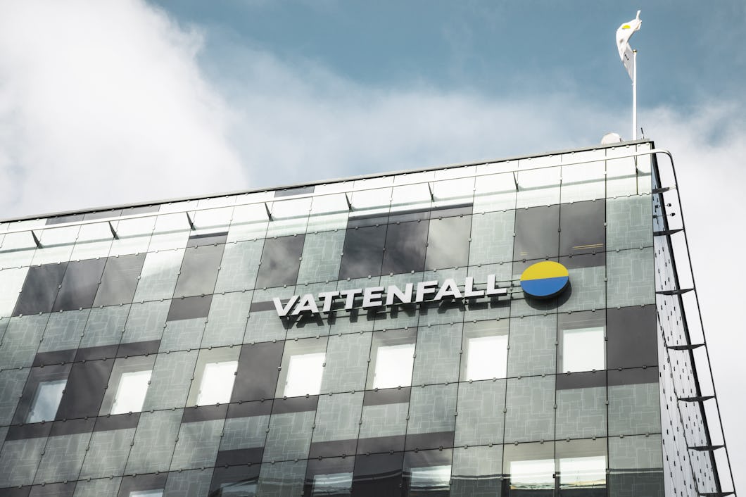 Vattenfalls huvudkontor, sett nedifrån. Del av vägg med företagsskylten på.