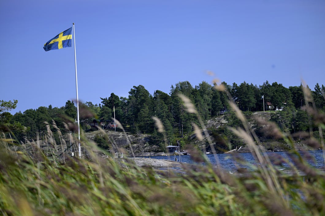 En svensk flagga i skärdgården.