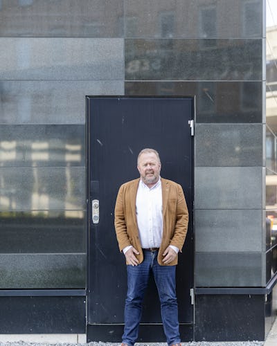 En person framför en dörr