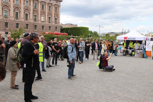 En samloing personer under en manifestation.