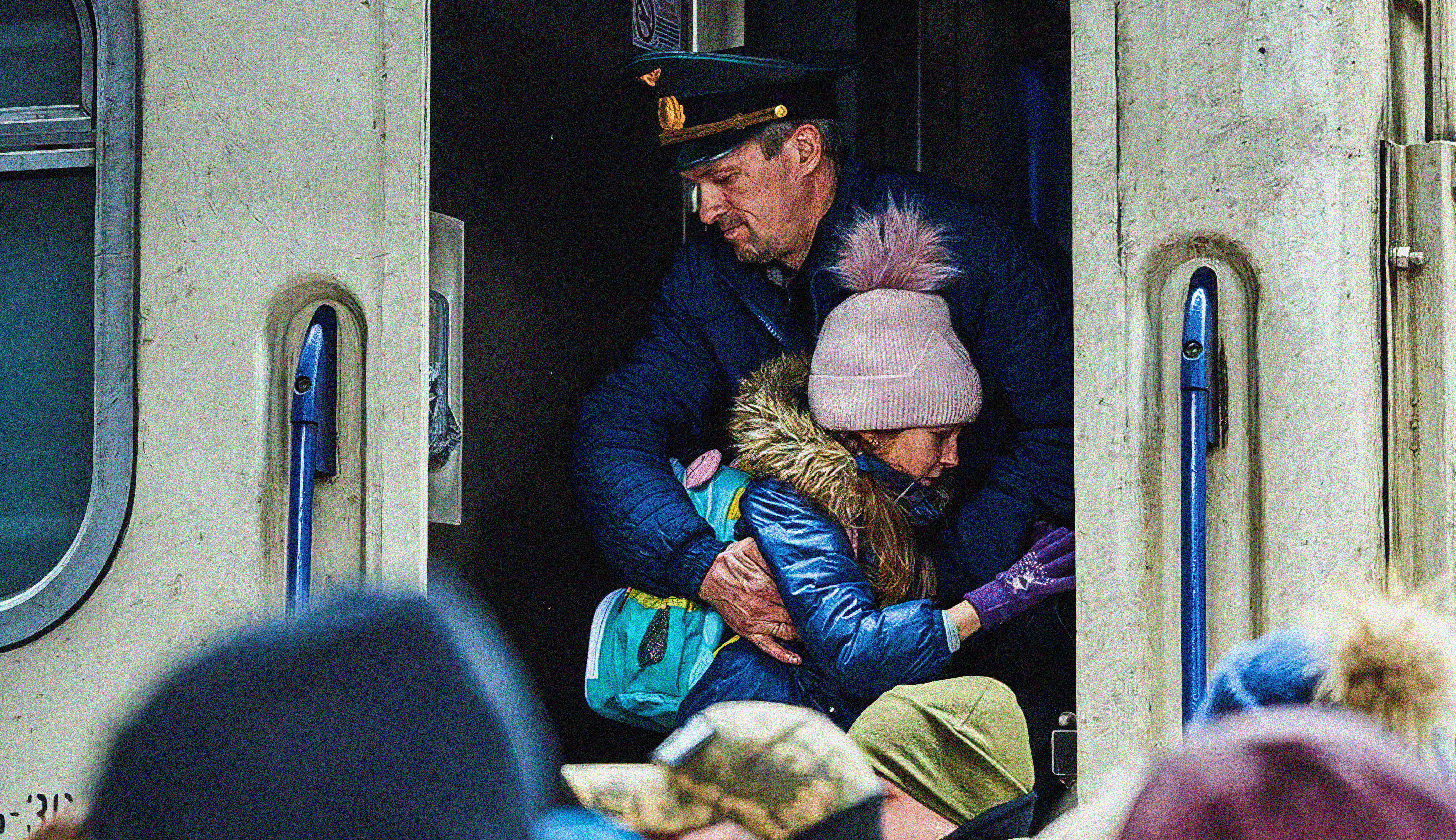 En tågvärd hjälper en flyktingflicka ombord. på ett tåg