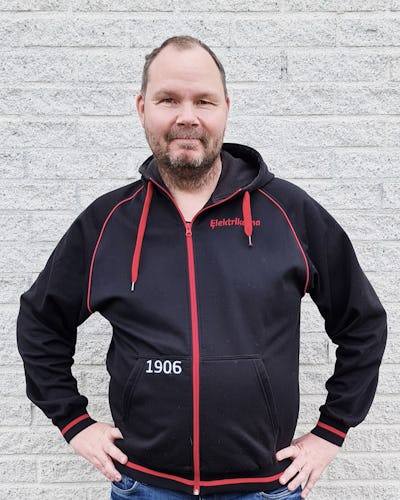 Man tittar i kameran
