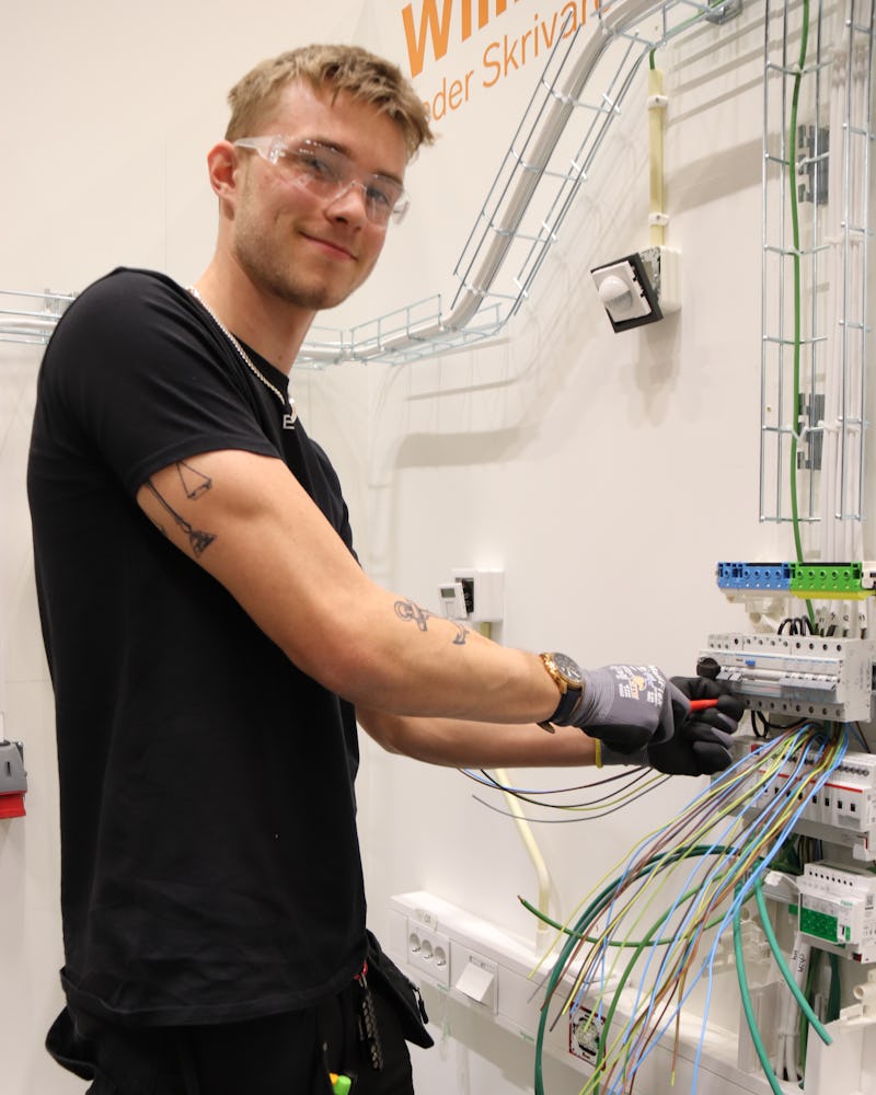 William Gunnarsson arbetar med kablar